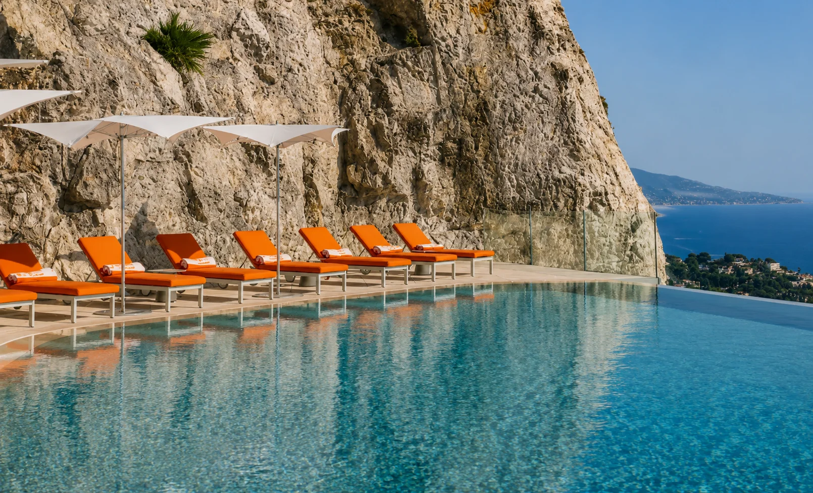 Piscine à débordement face à la Méditerranée sur la Côte d'Azur — haute saison estivale, B.LIFTED France