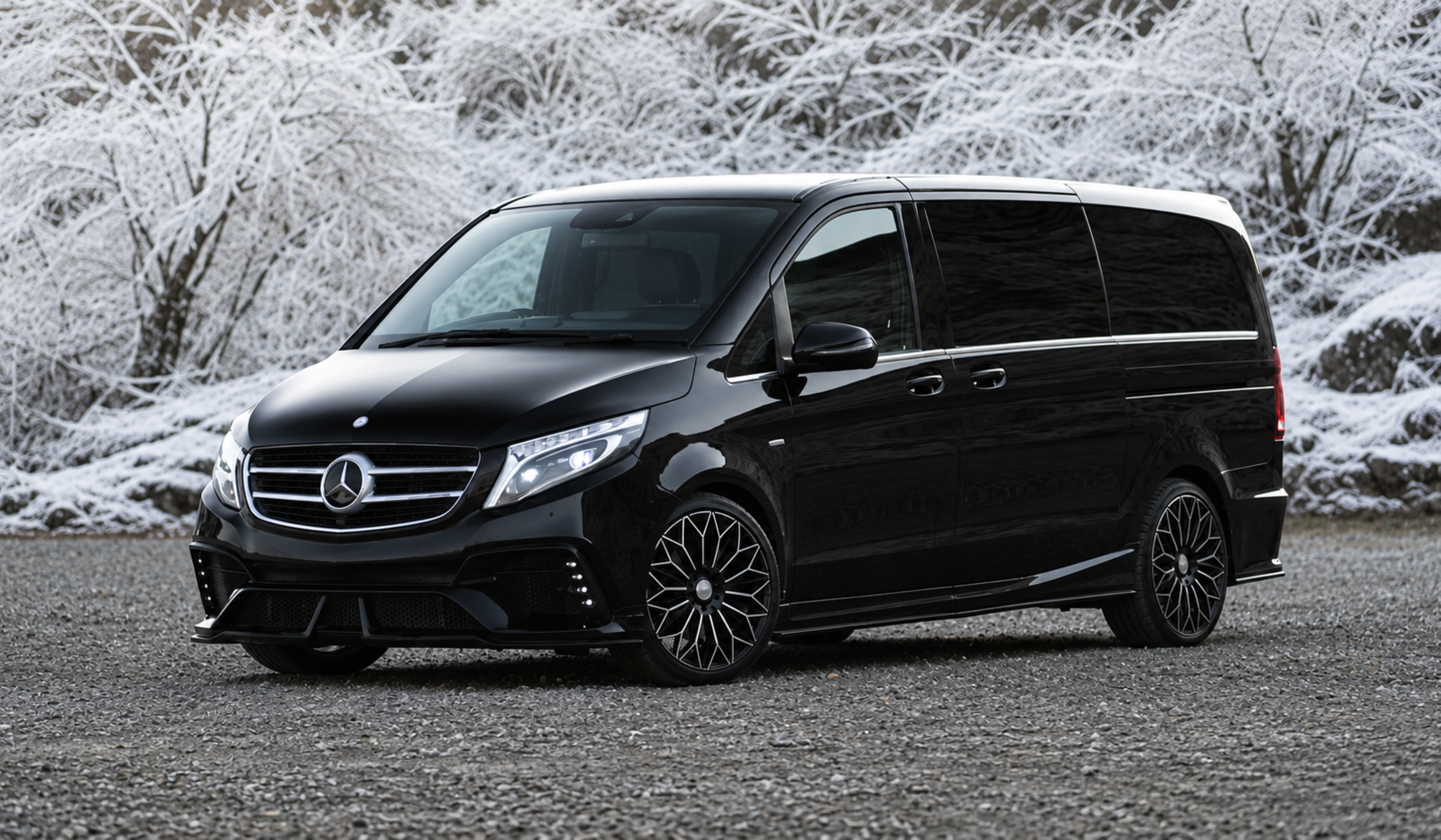 Mercedes Classe V dans la neige à Megève — navette mariage privée, flotte B.LIFTED France
