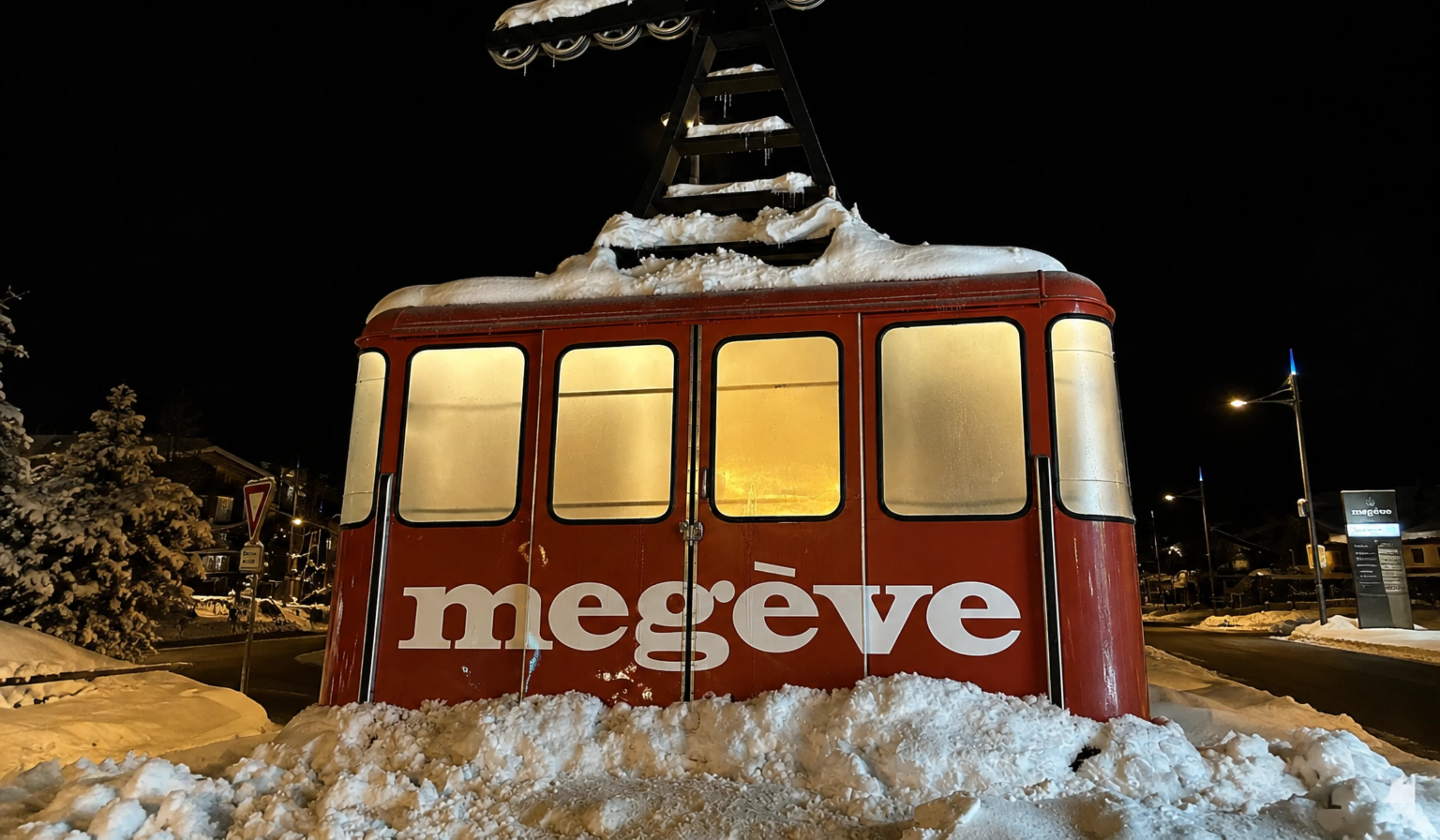 Ancienne cabine de téléphérique « Megève » sous la neige, de nuit — haute saison d'hiver dans les Alpes, B.LIFTED France